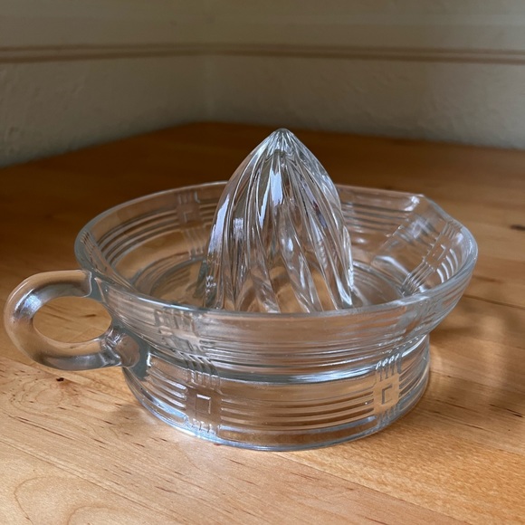 Vintage Hazel Atlas Crisscross Pattern Large Reamer or Juicer - Picture 3 of 7